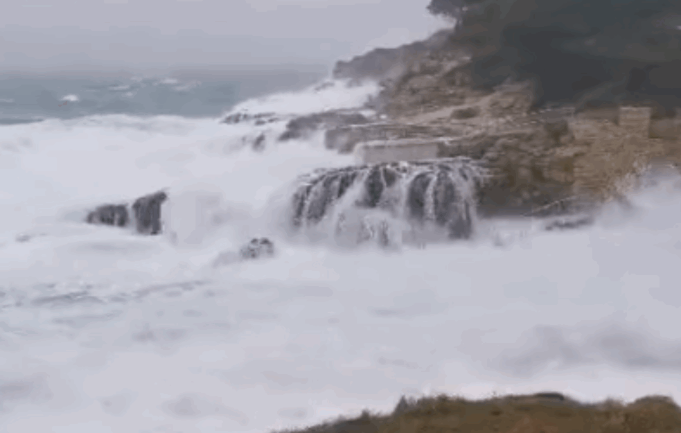 POTOP U SPLITU: Talasi od ŠEST METARA napravili poplavu, KOLAPS U PRIOBALJU (VIDEO)

